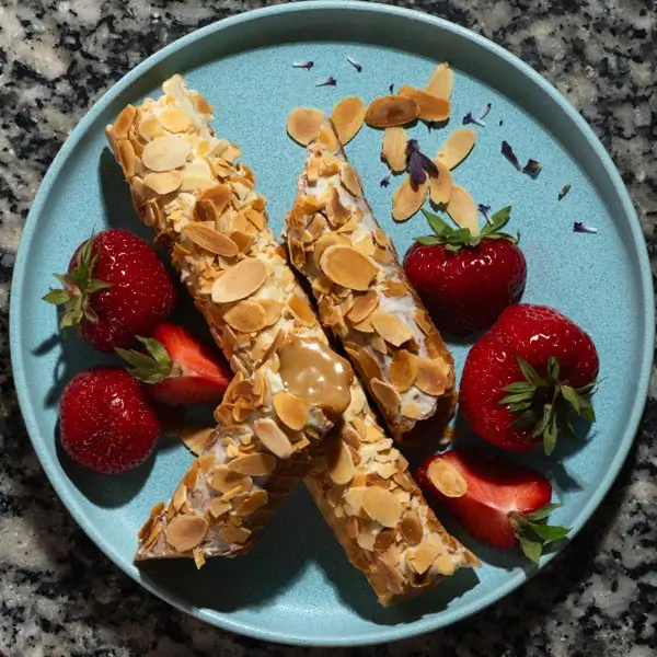 Honigkuchen (Medowik) und Waffelröllchen